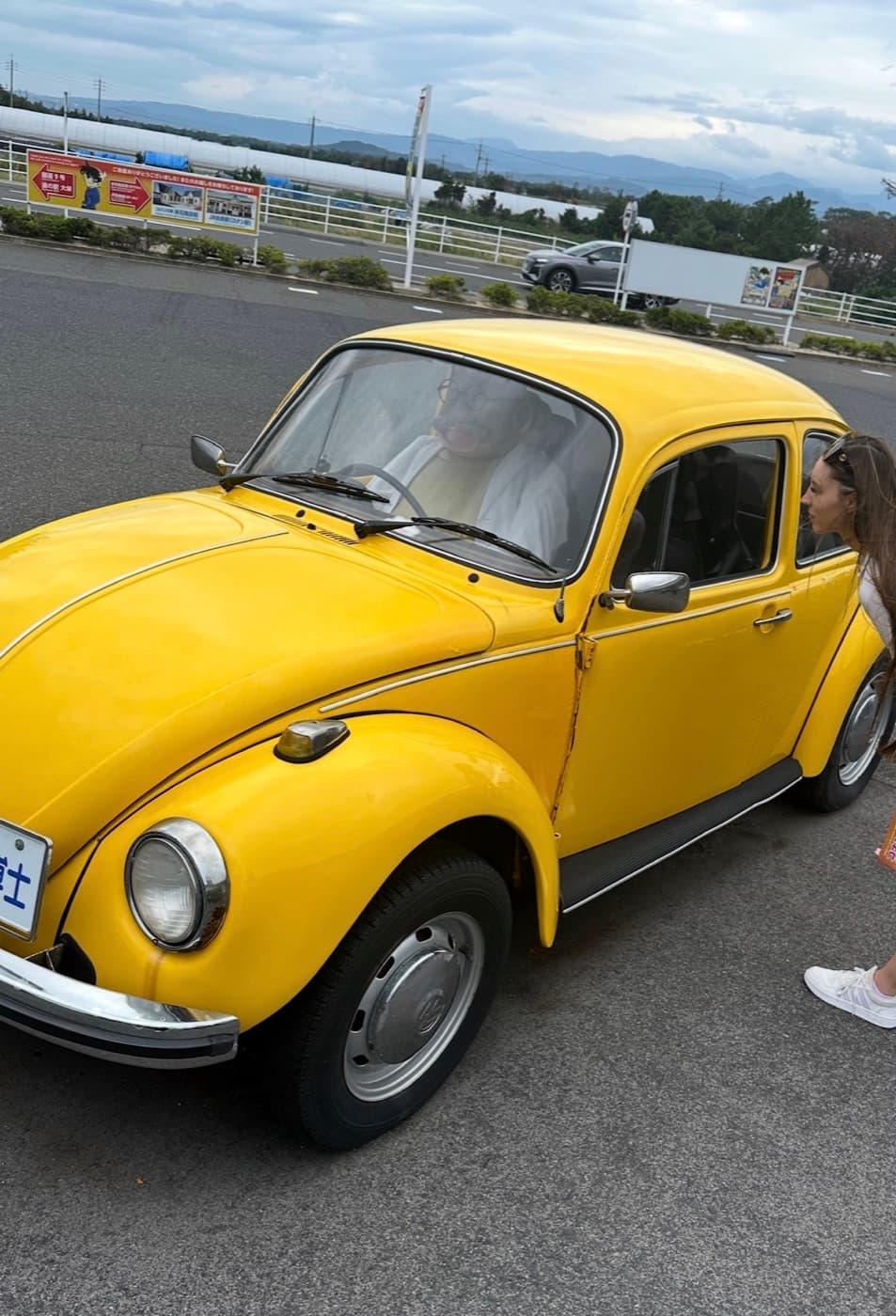 Prof. Agasas gelber VW Käfer vor der Gōshō Aoyama Manga Factory in Hokuei