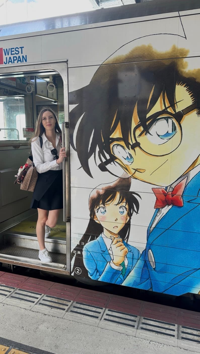 Detective-Conan-Themenzug an einem Bahnhof in der Präfektur Tottori