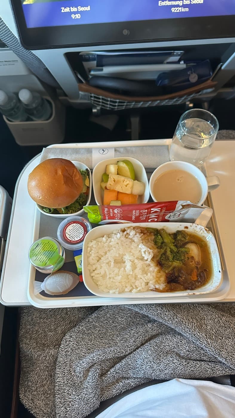 Bordessen auf dem Flug nach Seoul