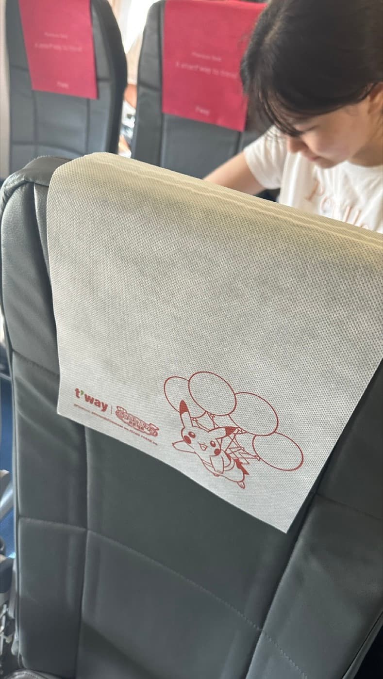 Flugzeugsitze mit Pikachu-Motiv auf den Bezügen im Pokemon-Branding von T'way Air
