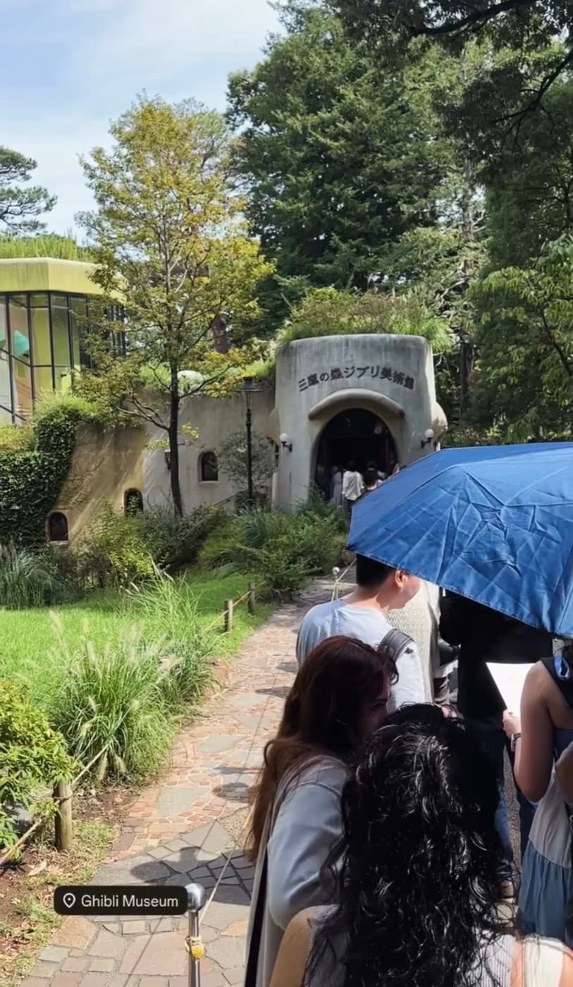 Eingang und Warteschlange am Ghibli-Museum in Mitaka