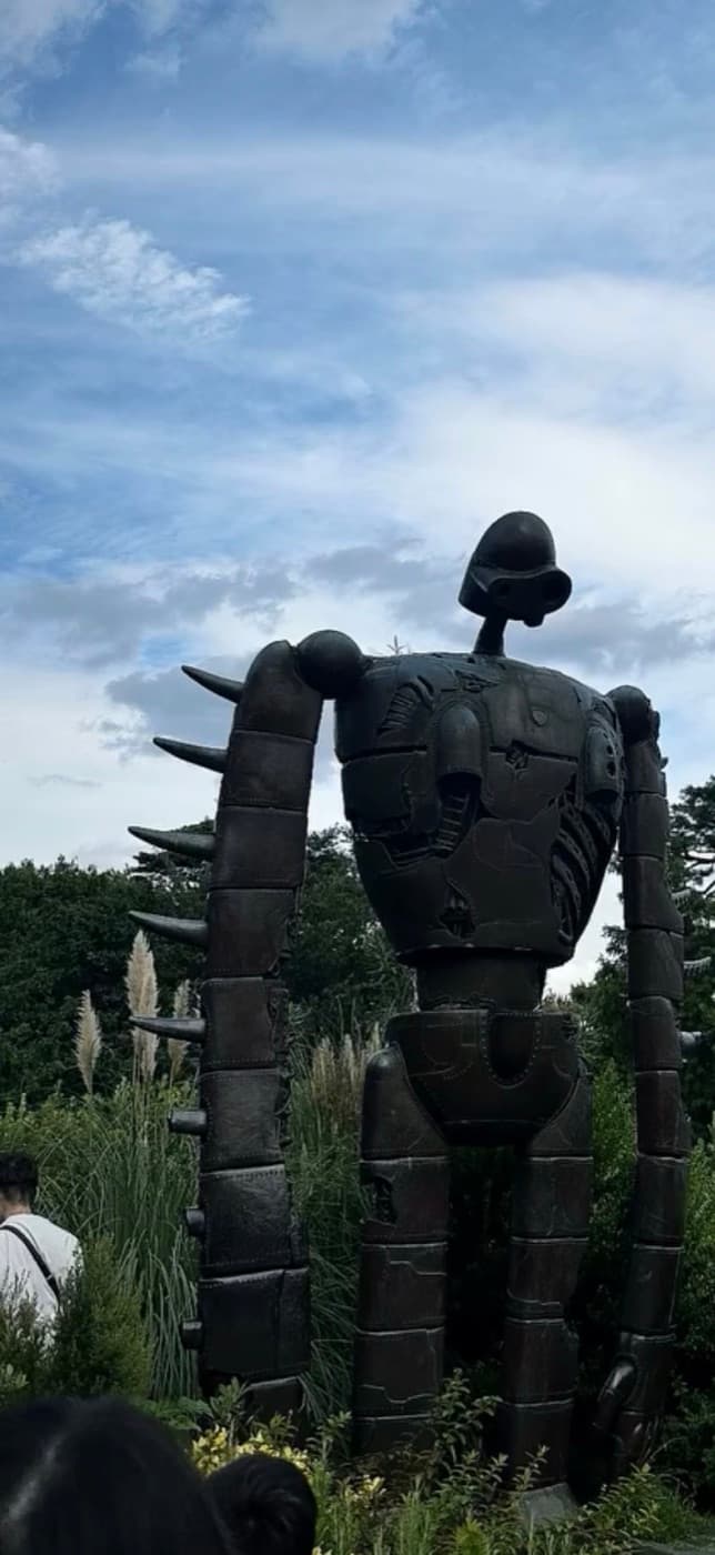 Robotersoldat aus „Das Schloss im Himmel“ im Dachgarten des Ghibli-Museums in Mitaka