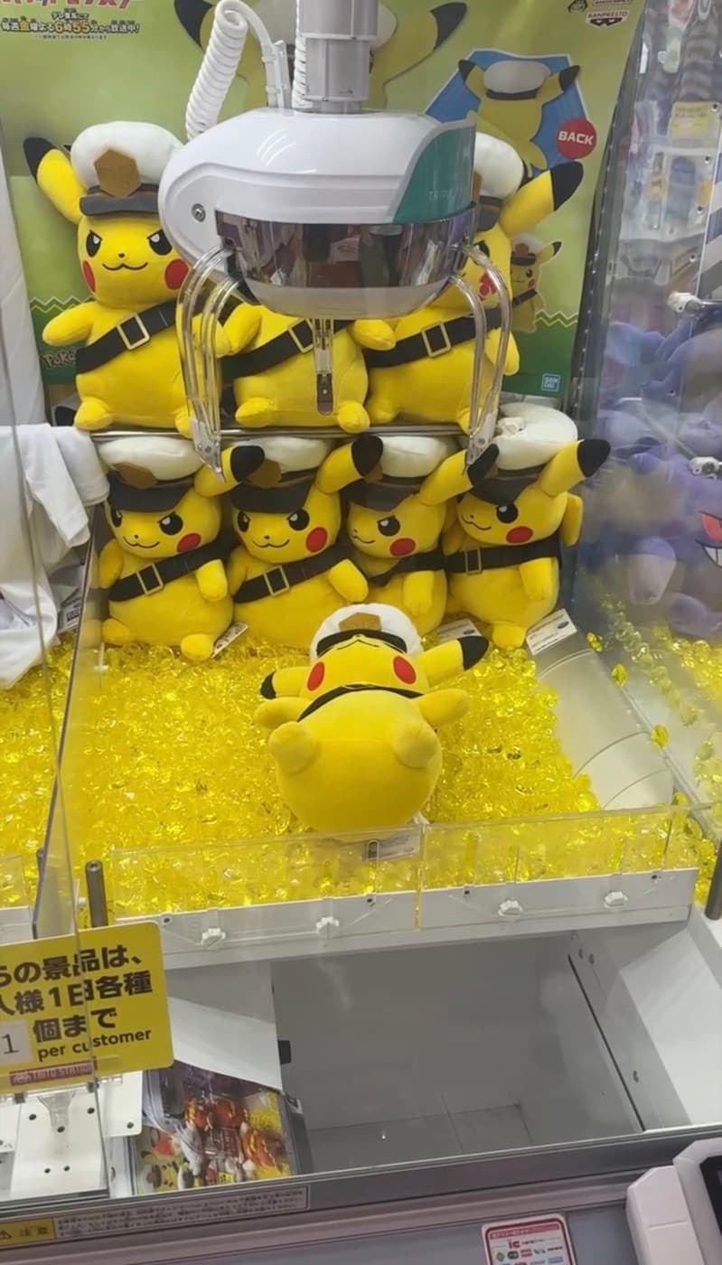Gewonnene Pikachu-Plüschfiguren aus einem japanischen Greifautomaten UFO Catcher