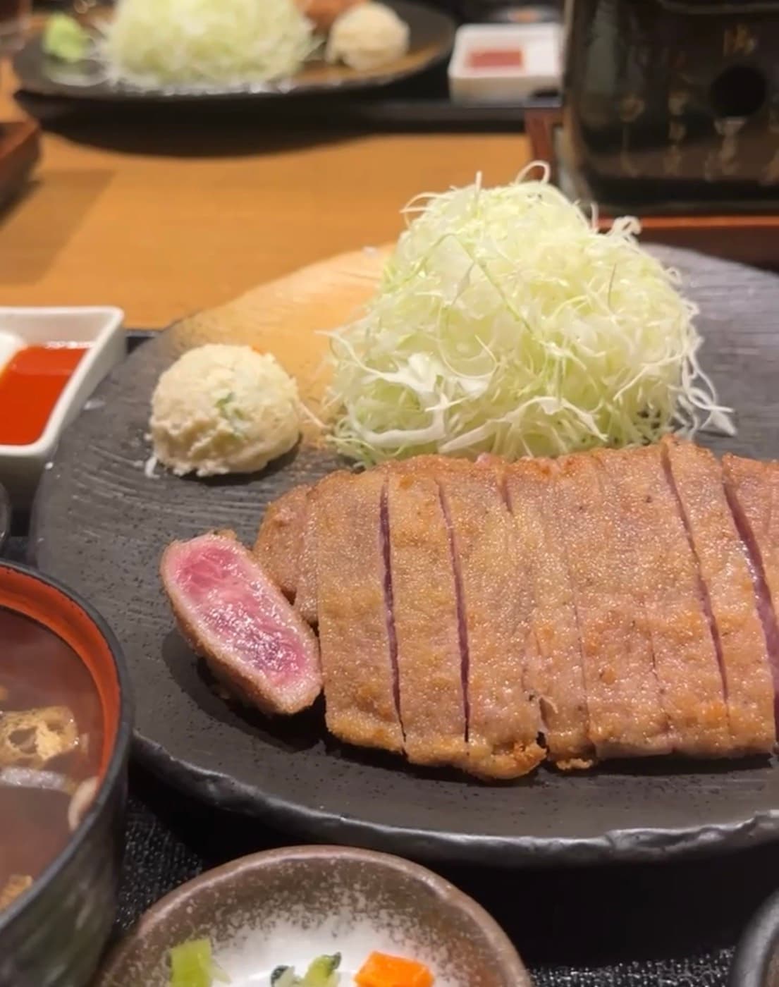 Gyukatsu, paniertes Rindfleisch mit Reis und Beilagen in einem japanischen Restaurant