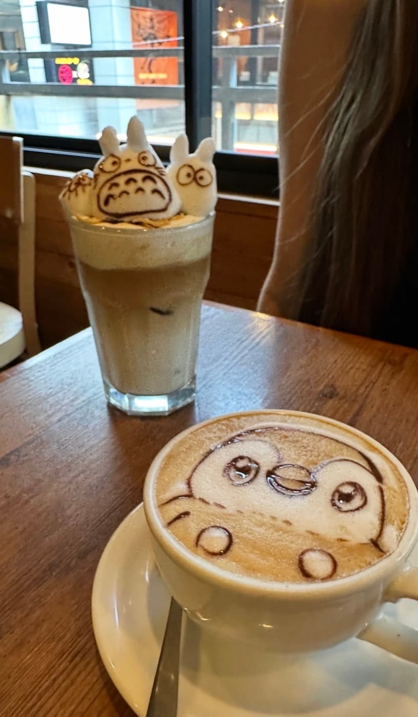 Custom-Latte-Art mit Totoro-Marshmallow und Plinfa-Motiv in einem Cafe in Harajuku