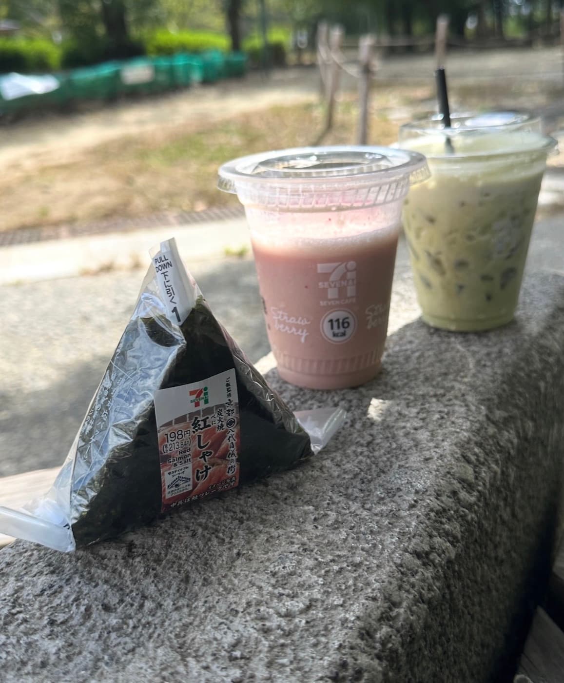 Onigiri und Getränke im japanischen 7-Eleven Konbini