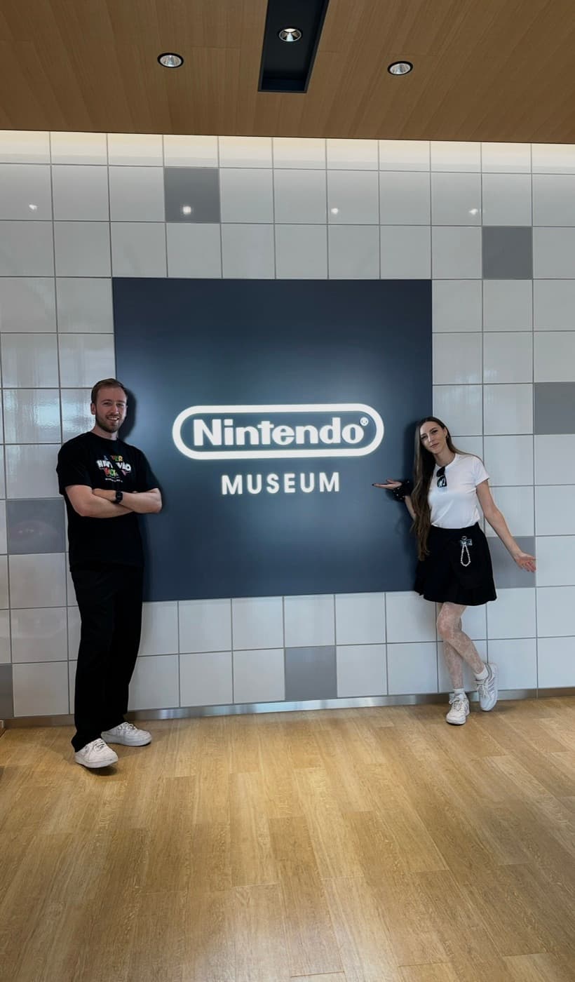 Eingang des Nintendo Museums in Uji mit dem charakteristischen roten Nintendo-Logo
