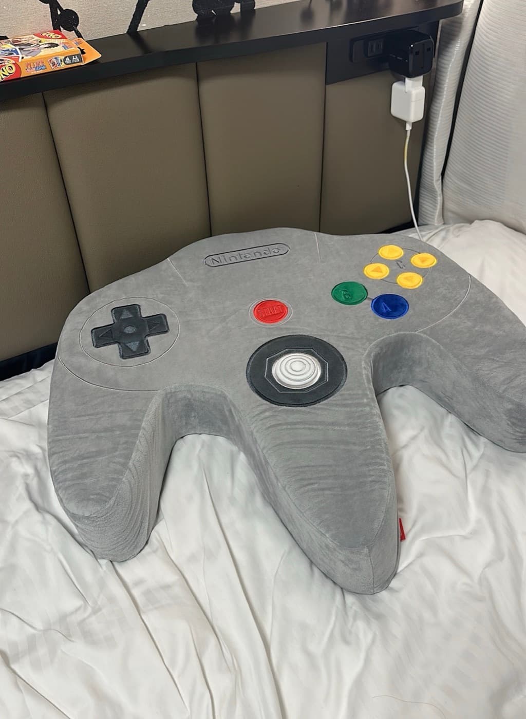 N64-Controller-Kissen aus dem Nintendo Museum Shop: ein originalgetreues Plüschkissen in Form des N64-Controllers