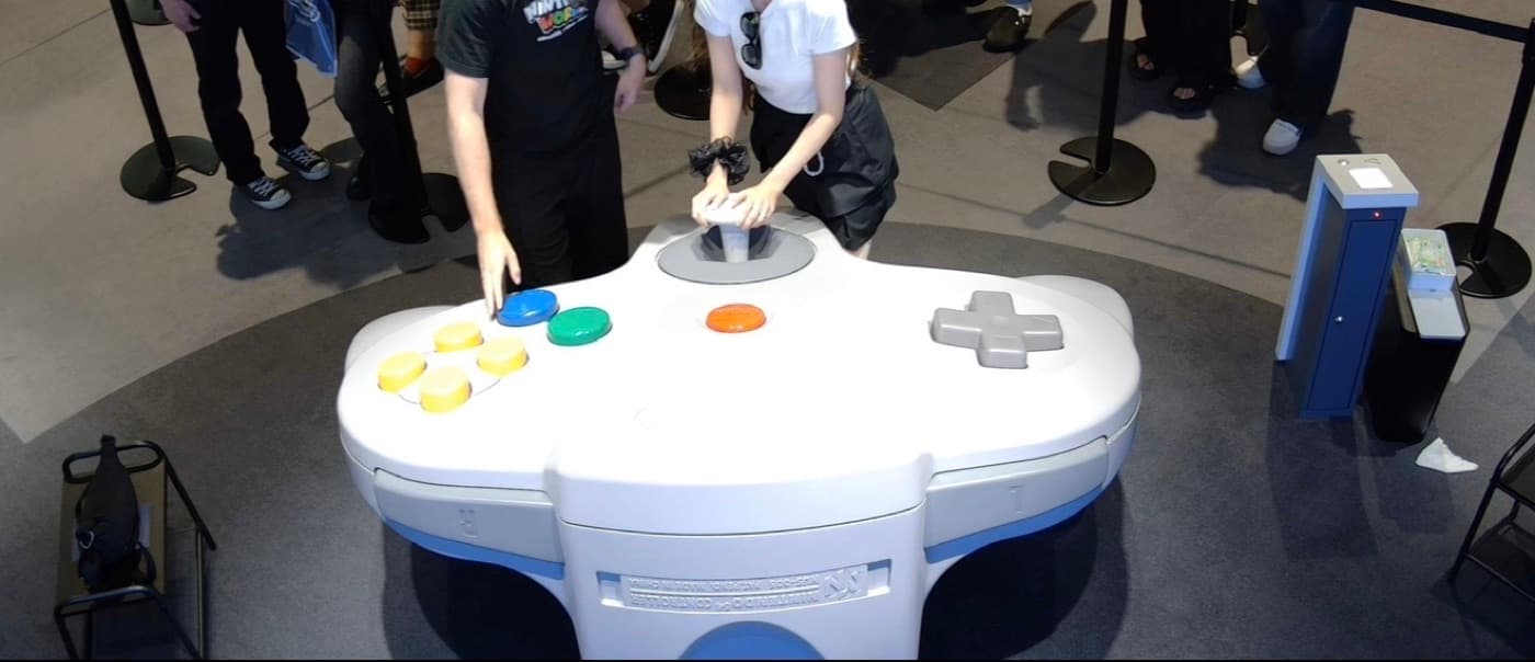 Zwei-Personen-Riesen-Controller im Nintendo Museum: ein überdimensionaler NES-Controller auf dem Boden zum gemeinsamen Spielen