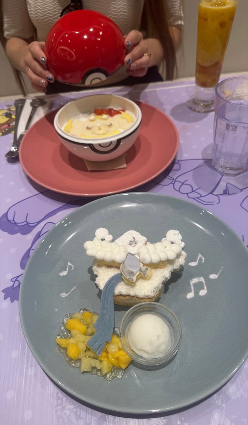 Aufwendig dekorierte Desserts im Pokémon Café Tokio