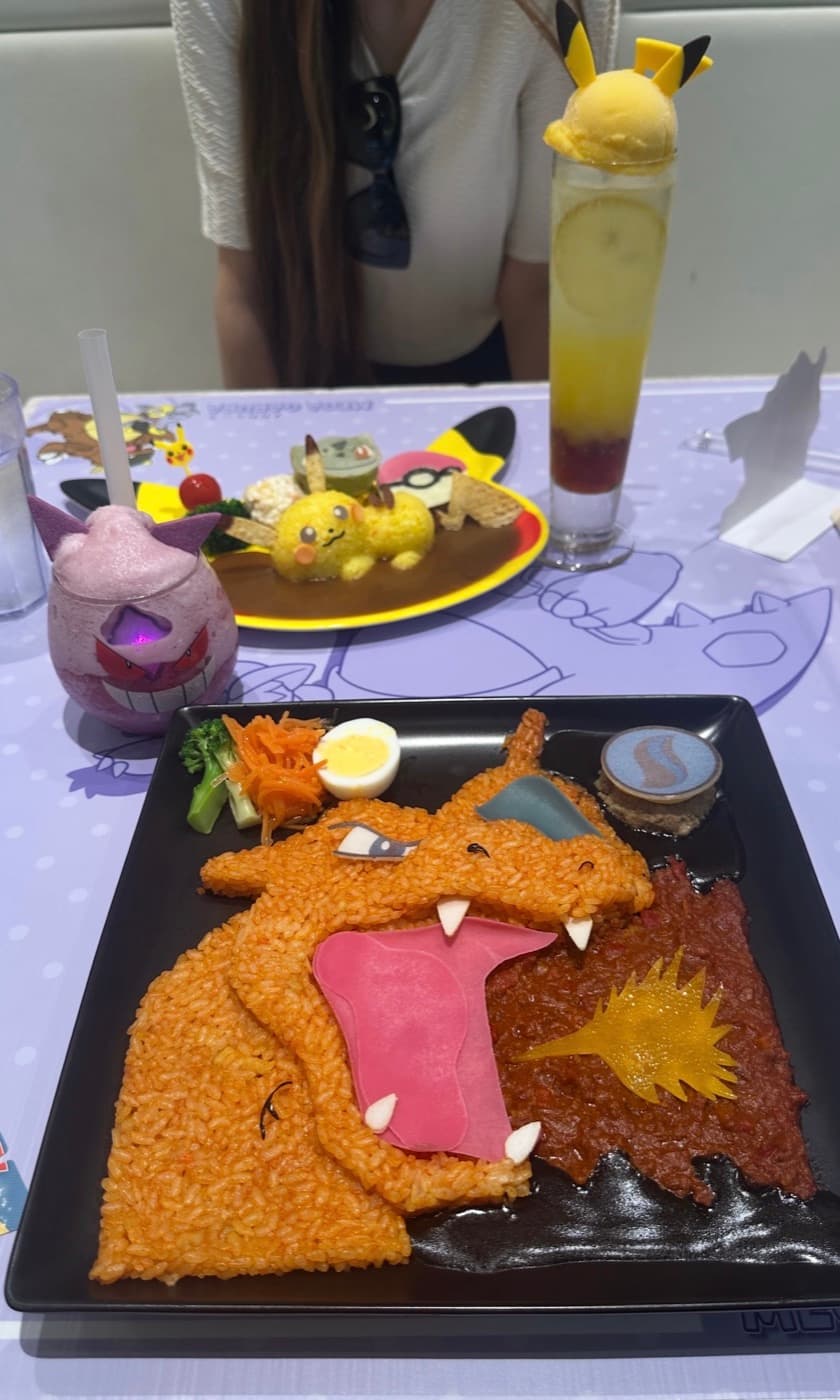 Glurak-Reis-Menü im Pokémon Café Tokio: aufwendig dekoriertes Reisgericht