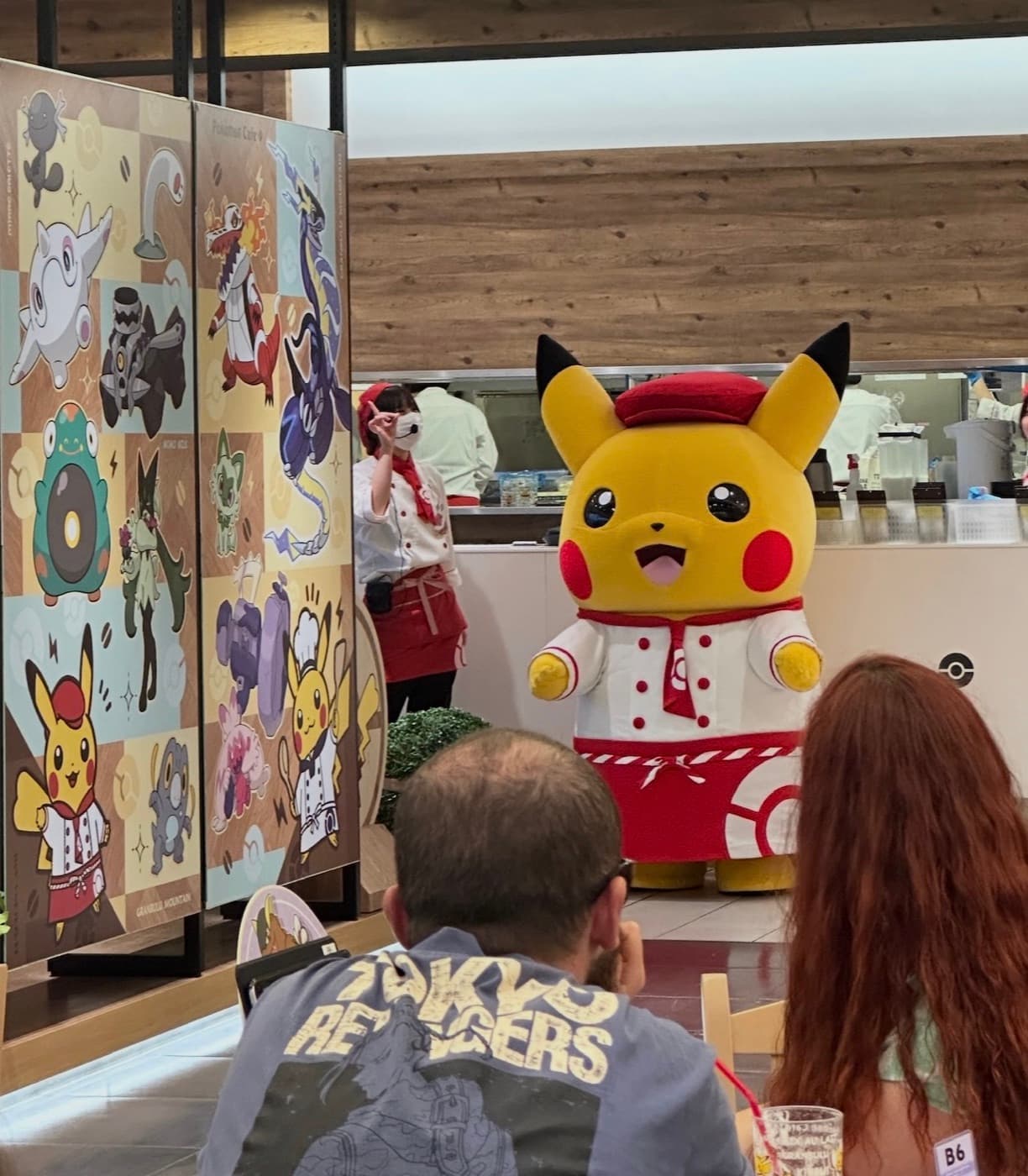 Pikachu-Maskottchen bei der Show im Pokémon Café Tokio
