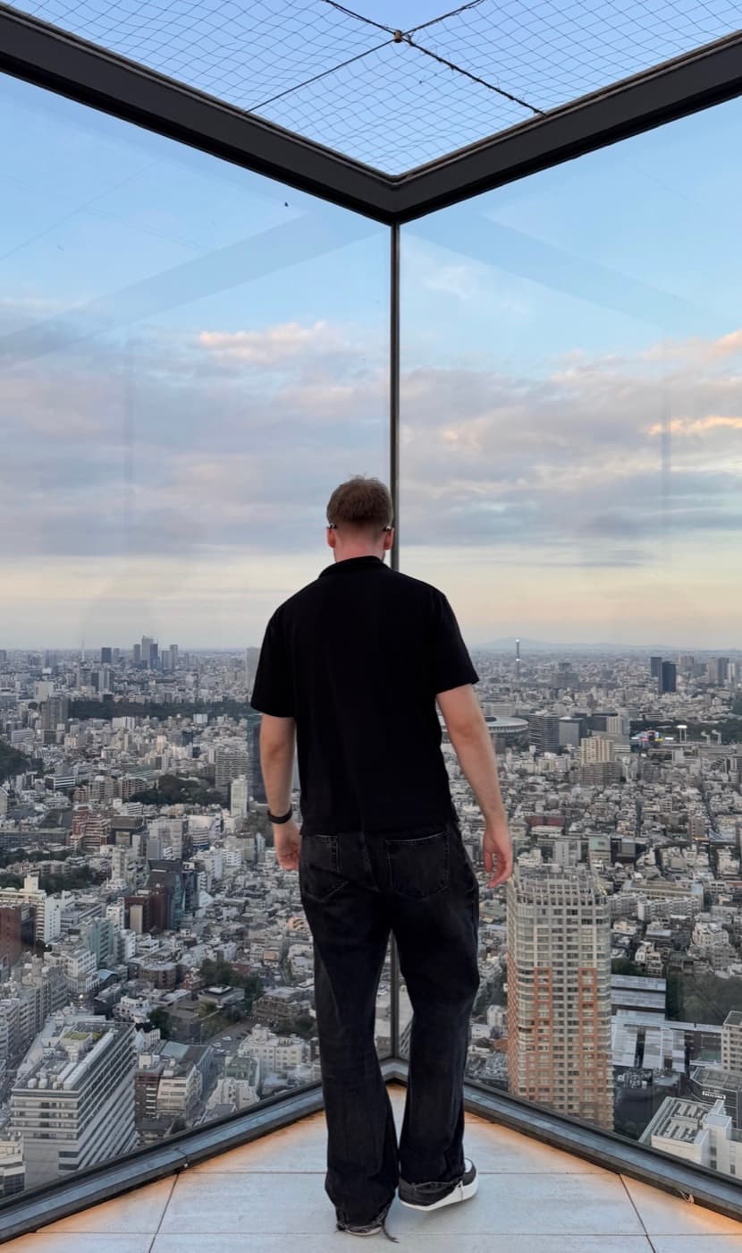 Tagesausblick über Tokio vom Shibuya Sky mit Wolkenkratzern bis zum Horizont