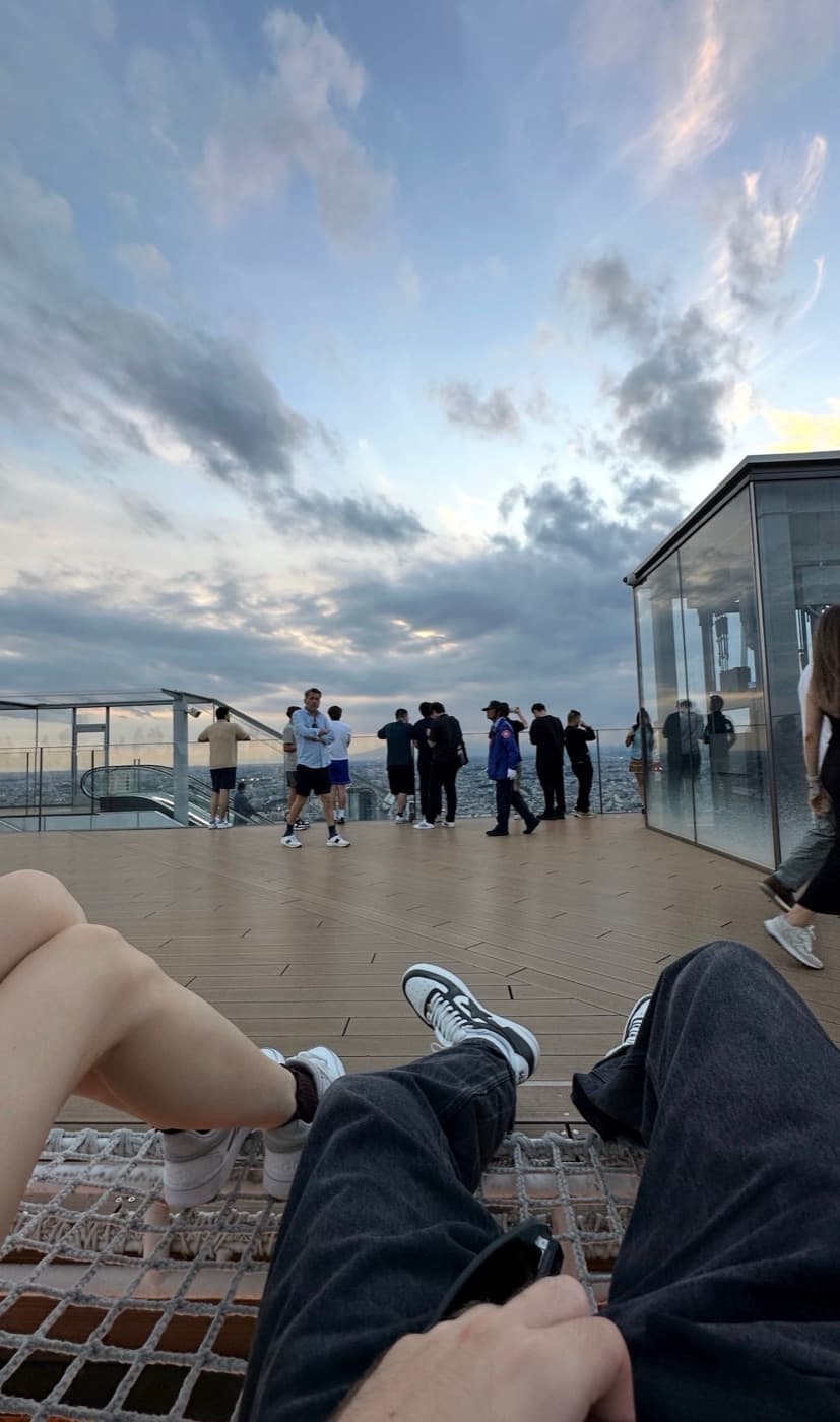 Hängematten auf dem offenen Dach des Shibuya Sky mit Blick über Tokio