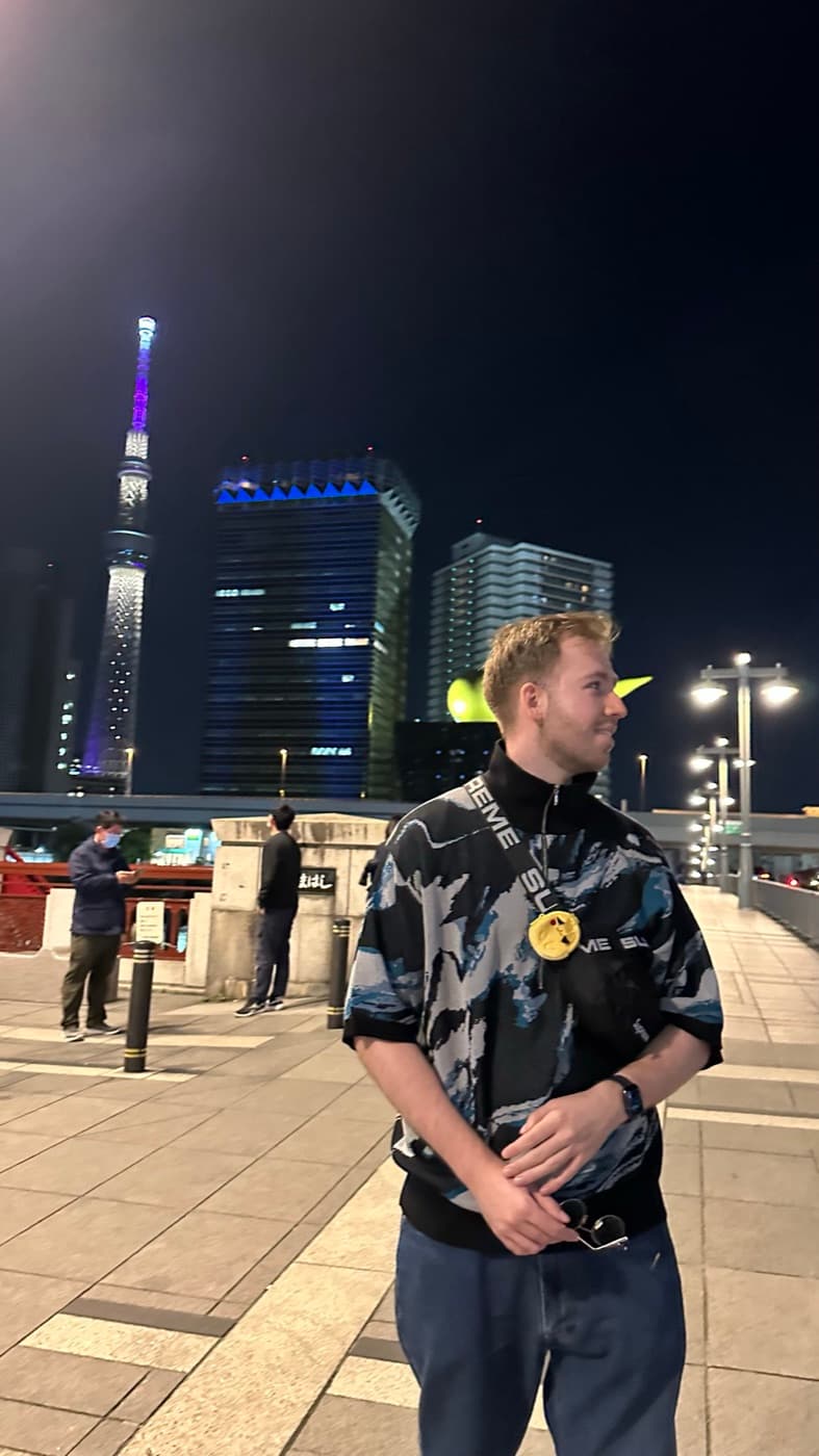 Der blau beleuchtete Skytree bei Nacht vom Uferweg aus gesehen