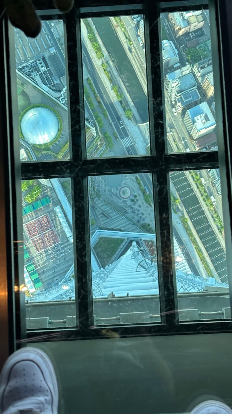Blick senkrecht nach unten durch den Glasboden auf der Etage 340 des Skytree