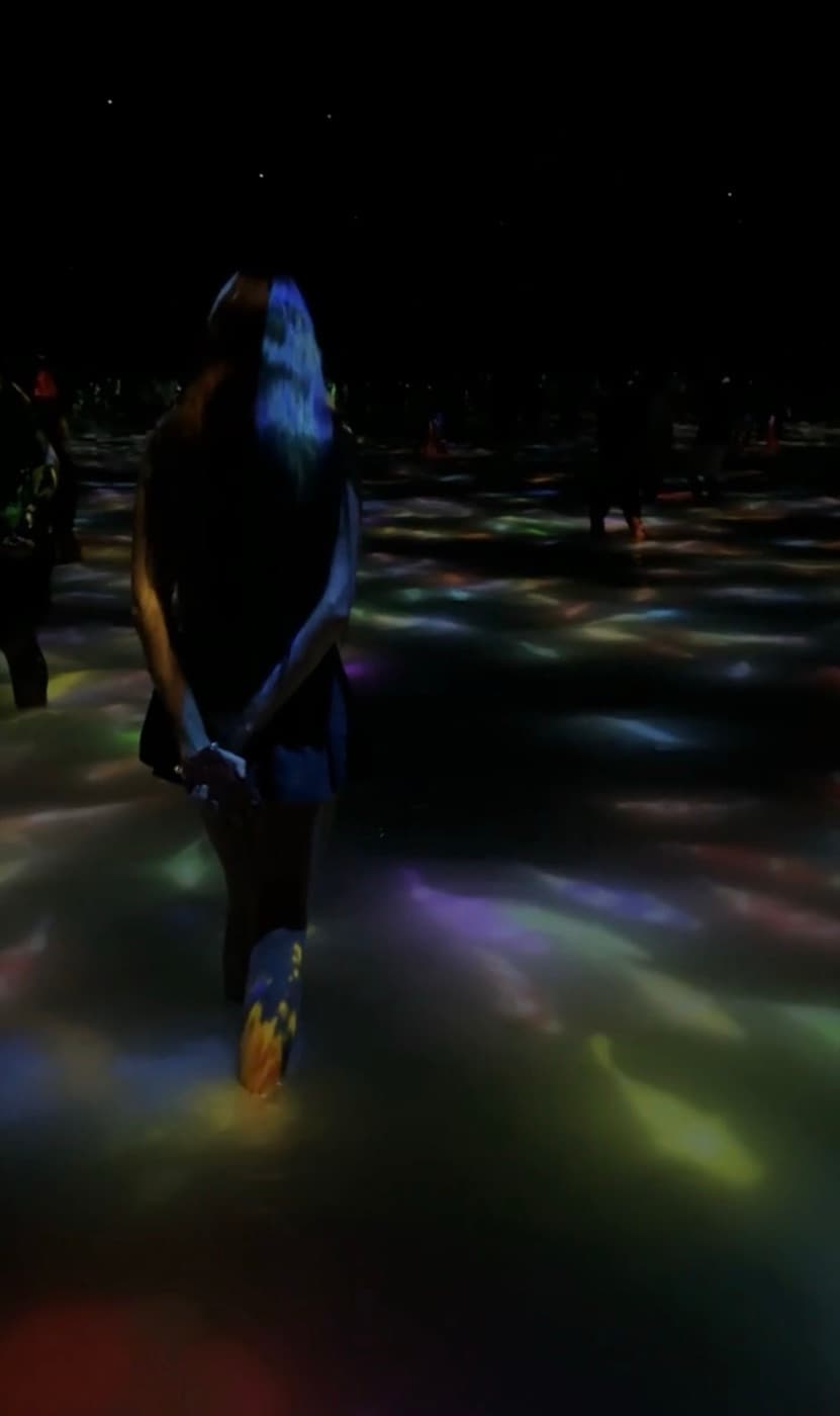 Farbige Lichtinstallation in TeamLab Planets Tokyo Toyosu
