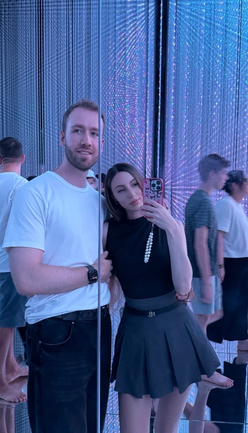 Selfie im Spiegelraum von TeamLab Planets Tokyo mit unendlichen Reflexionen