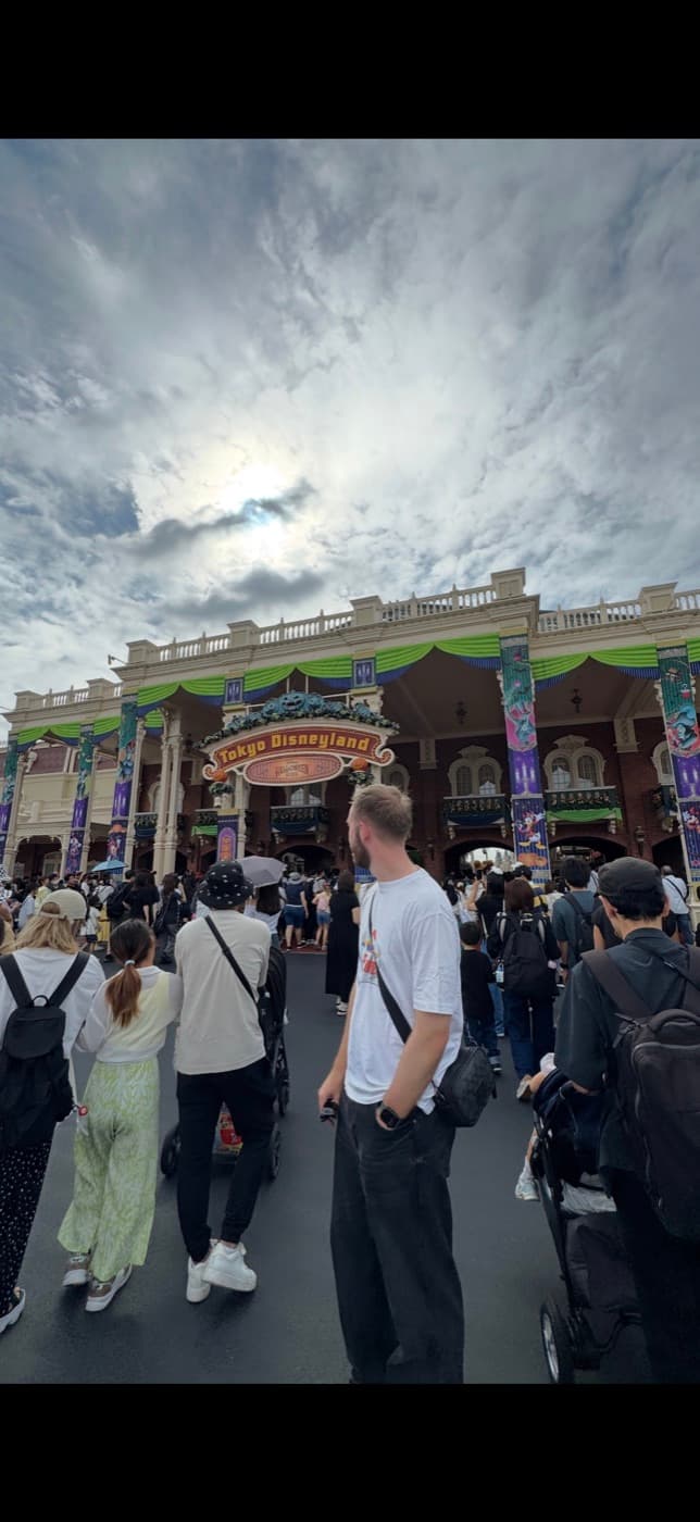 Eingang zum Tokyo Disneyland mit der klassischen Hauptstraße