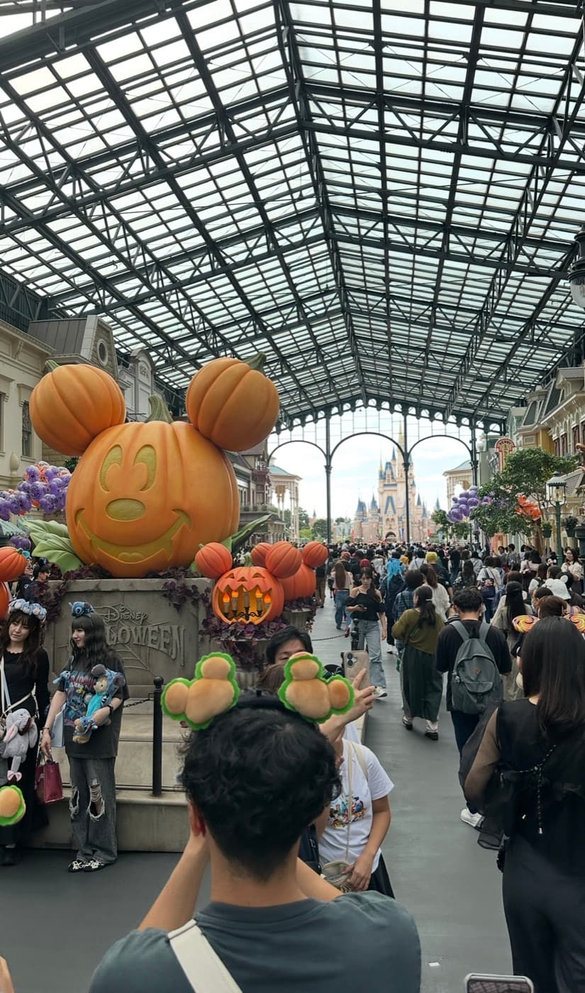 Halloween-Dekoration im Tokyo Disneyland mit Kürbissen und Disney-Figuren