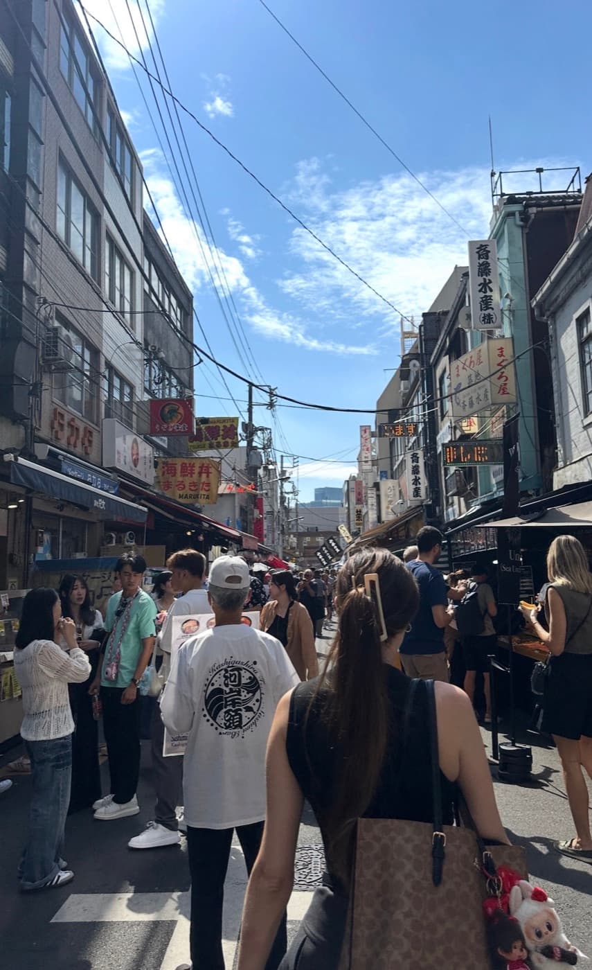 Lebhafte Marktstände und Garküchen im Tsukiji Outer Market