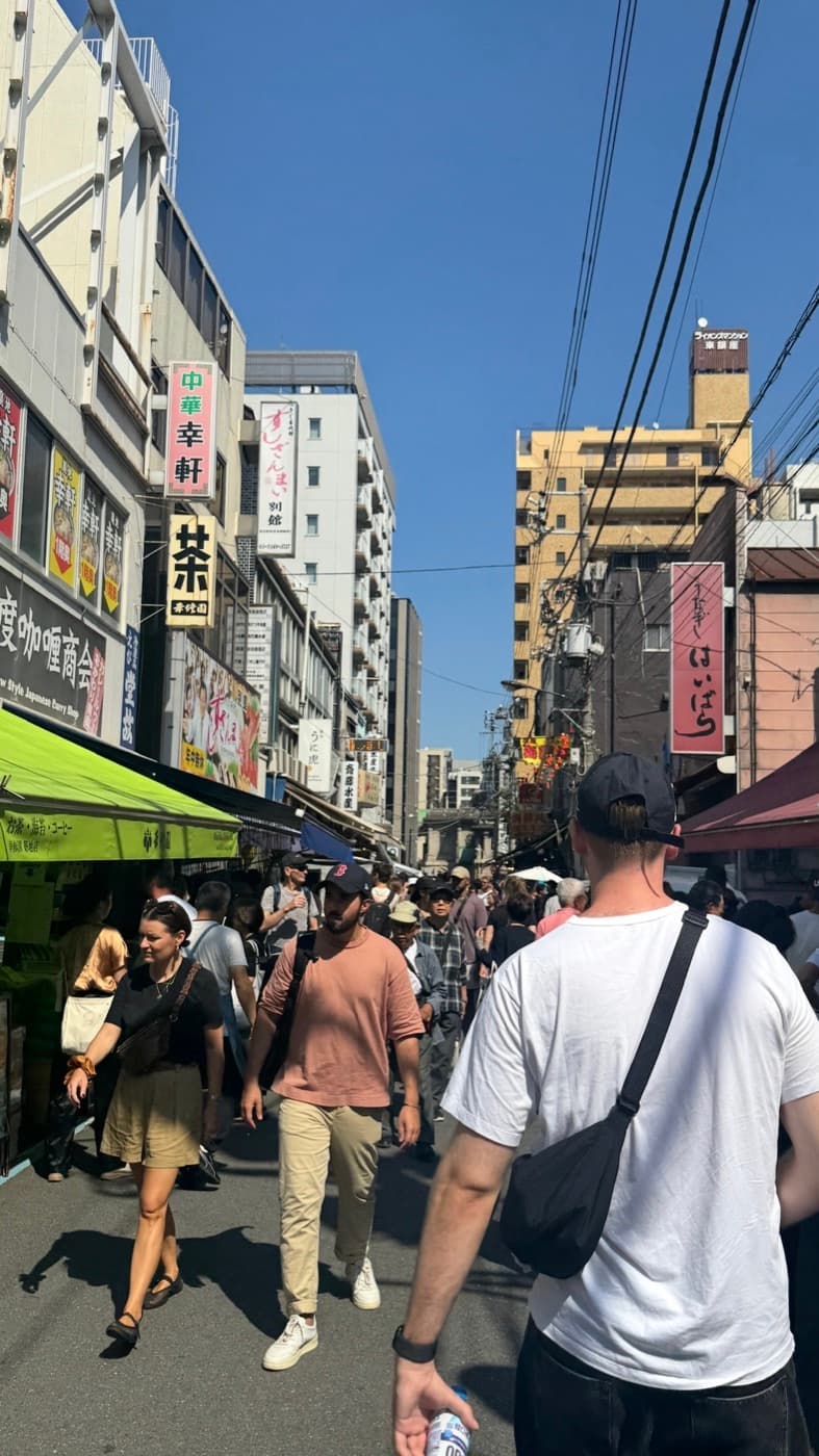 Tsukiji Outer Market in Tokio mit Marktständen und Besuchern