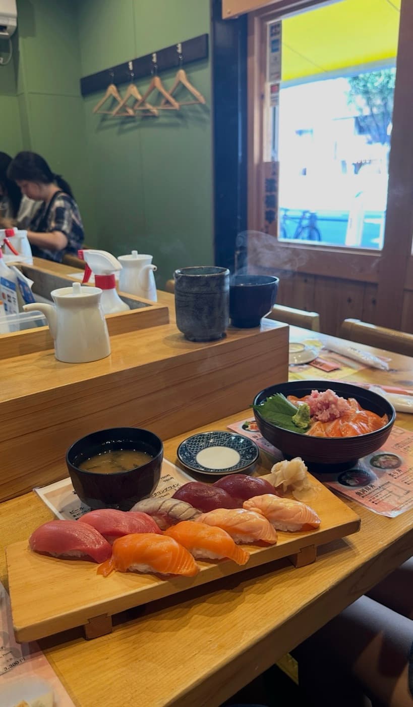 Frisches Lachs-Sushi-Menü am Tsukiji Outer Market in Tokio