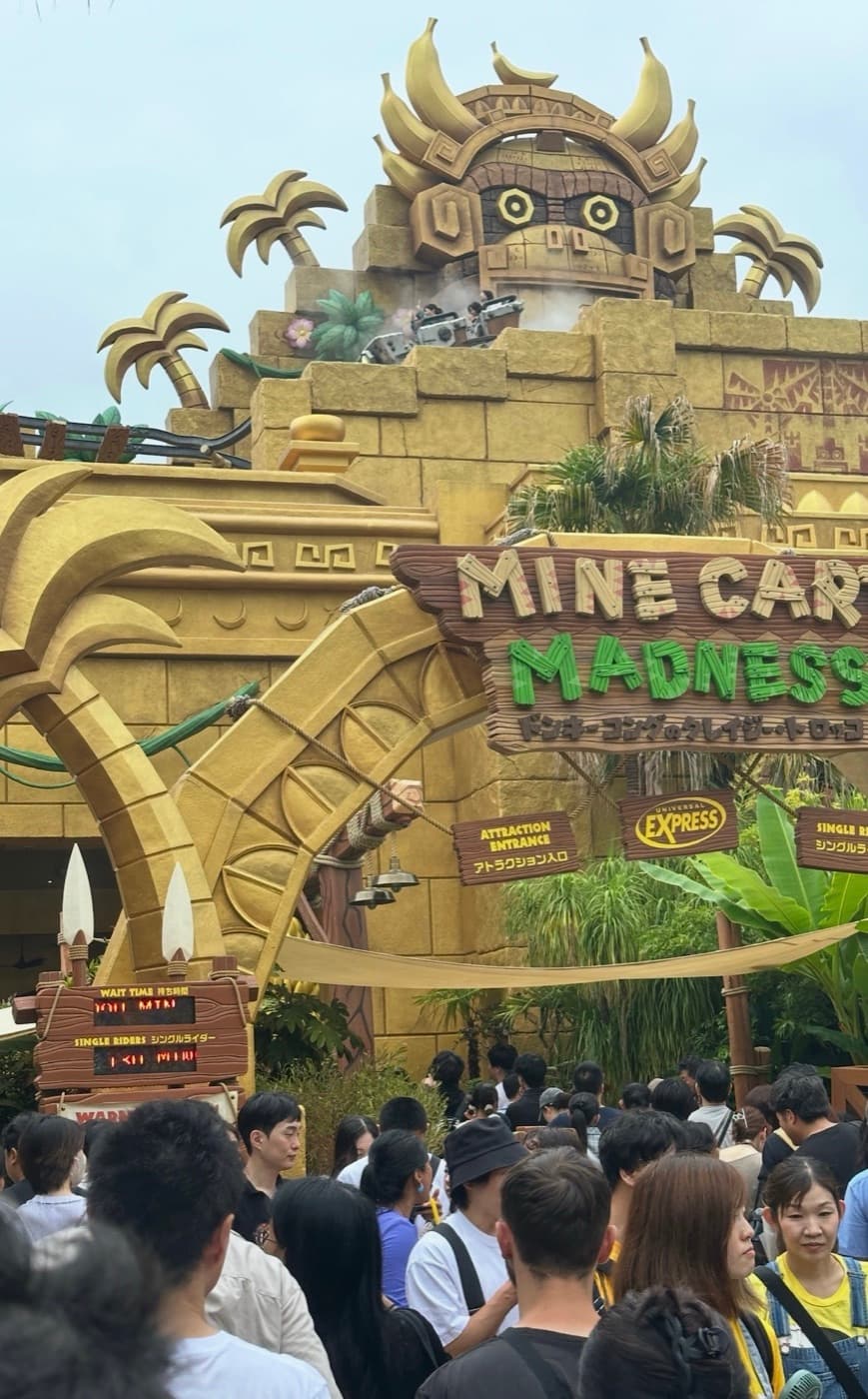 Eingang der Donkey-Kong-Achterbahn (Mine Cart Madness) im Universal Studios Japan mit langer Warteschlange