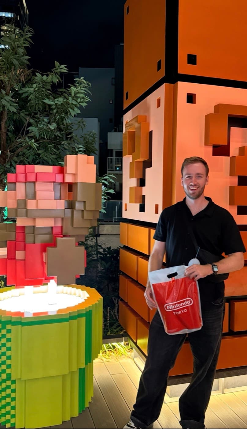 Marvin vor dem Nintendo Tokyo Store mit Pixel-Mario