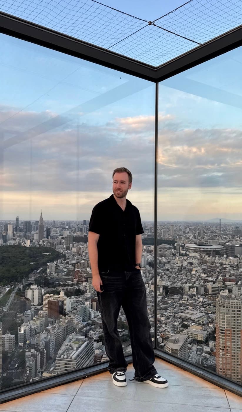 Marvin am Shibuya Sky mit der Tokioter Skyline im Hintergrund