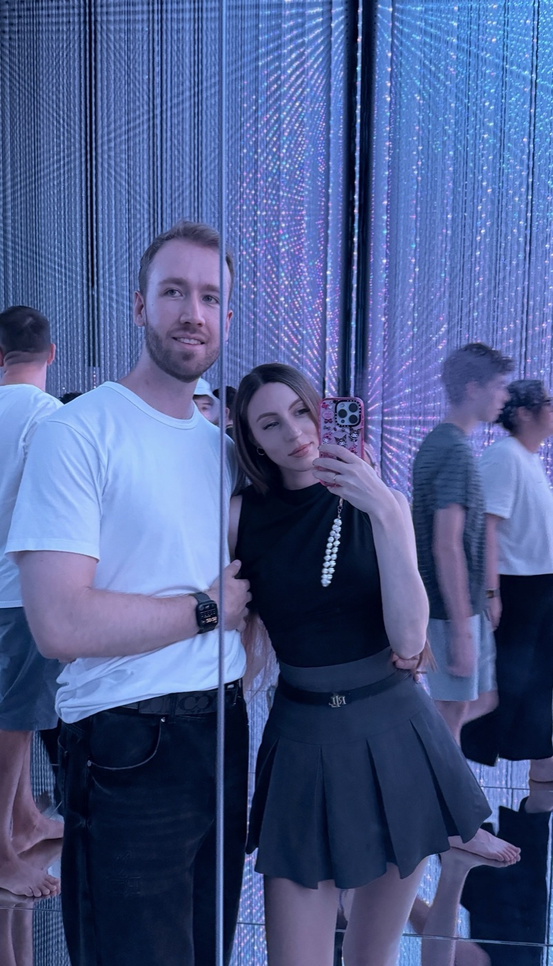 Selfie im Spiegelraum von TeamLab Planets Tokyo mit unendlichen Reflexionen