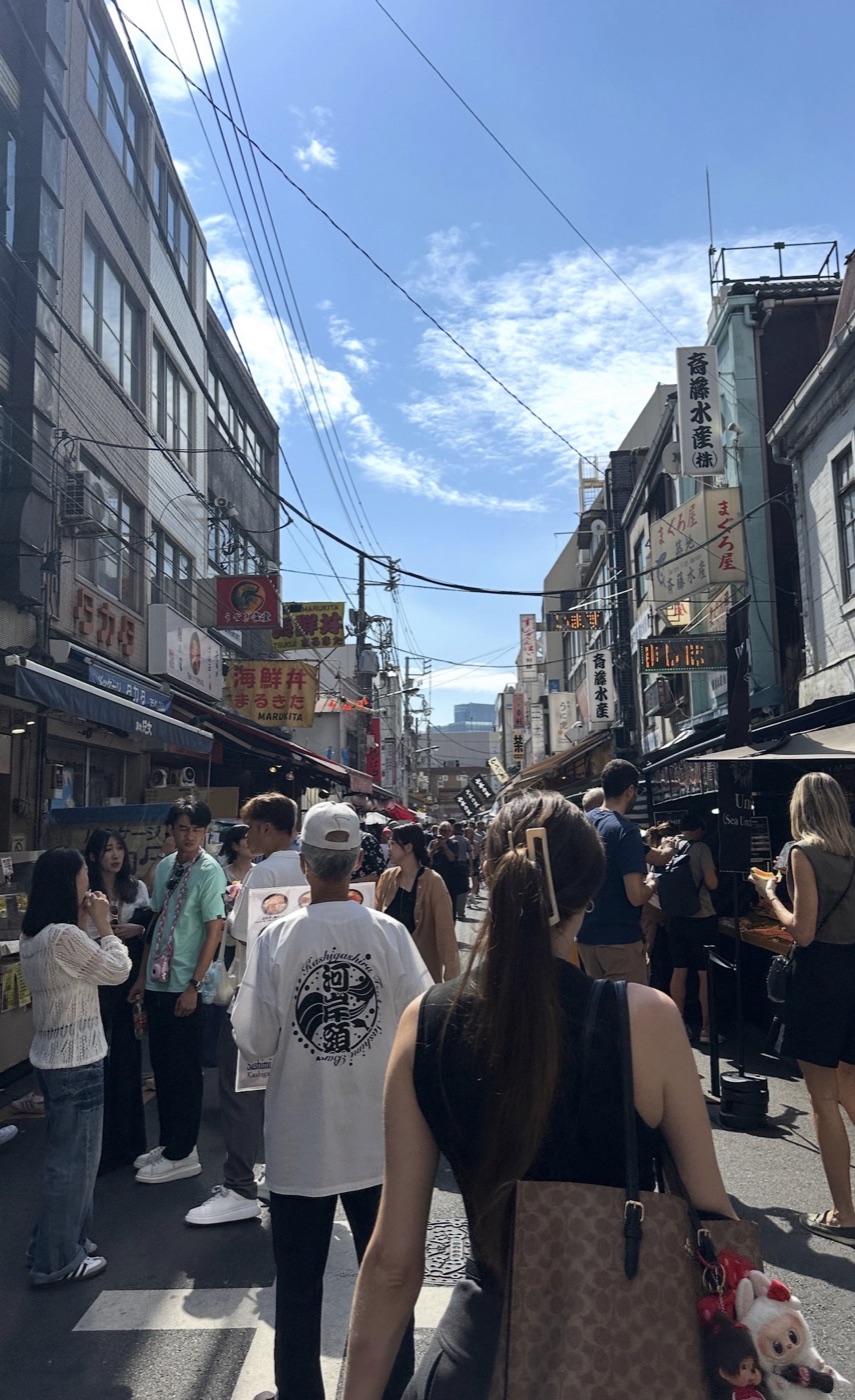 Lebhafte Marktstände und Garküchen im Tsukiji Outer Market
